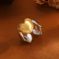 Detailansicht eines zweifarbigen Herzrings aus Titanstahl in Gold und Silber - A314 Großes Herz Ring