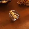 Detailaufnahme eines silberfarbenen Herzrings mit fünf goldenen Herzanhängern. - A314 Fünfschichtiger Herz Ring