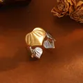 Detailansicht eines zweifarbigen Titanstahlrings mit strukturiertem Herzblatt-Design - A314 Molliges Herz Ring