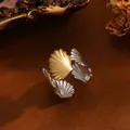 Detaillierte Makroansicht eines vintage gold- und silbernen offenen Rings aus Edelstahl - A314 Muschel Blatt Ring