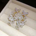 Elegante Schmetterlings- und weiße Blumentaschel-Ohrhänger in Gold - Stil 51# / Silbernadel / Gold-Weiß