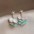 Elegante Seestern-Ohrhänger mit weißen und hellblauen Glasblütenblättern - Stil 53# / Silbernadel / Silber-Blau