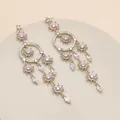 Elegante goldfarbene Ohrhänger mit Blumenmotiv und strahlenden rosa und weißen Kristallen. - Stil 62# / Silbernadel / Silber