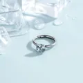 Hoogwaardige F136 titanium segmentring met 4mm briljante ronde zirkonia piercing - 4mm Zirconia Stijl (A1453-4) / 8mm Binnendiameter (Enkel Stuk) / Premium Grijs
