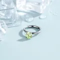 Titanium piercing ring met 4mm lichtgroene zirkonia op een ijsachtige achtergrond - 4mm Zirconia Stijl (A1453-6) / 8mm Binnendiameter (Enkel Stuk) / Fruitgroen
