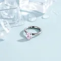 Scharnierring van F136 titaniumlegering met een schitterende 4 mm roze zirkoon - 4mm Zirconia Stijl (A1453-7) / 8mm Binnendiameter (Enkel Stuk) / Lichtroze