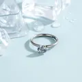 Elegante F136 titanium clicker ring met een 4mm schitterende zirkonia steen erop - 4mm Zirconia Stijl (A1453-4) / 10mm Binnendiameter (Enkel Stuk) / Premium Grijs