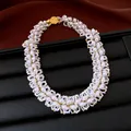Dettaglio di collana di perle intrecciate stile vintage con perle dorate su espositore - Collana (Oro) / Bianco