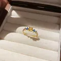 Detailansicht eines 18k vergoldeten Rings mit Zirkonia in einer Schmuckschatulle - Gewinde-Multi-Edelstein-Stil (37#) / Gelb Blau