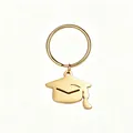 Dettaglio del portachiavi a forma di tocco dorato con ciondolo lucido minimalista - Oro