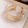 Vue détaillée de haute qualité d'un luxueux bracelet manchette ouvert doré multicouche - Style 57 / Or