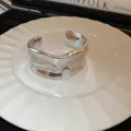 Bracciale rigido in metallo argento con un audace design a trama ondulata irregolare - Stile con Bordo a Onde Organiche (12#) / Argento