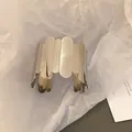 Bracciale rigido largo in metallo argento con design a piastre smerlate da donna - Stile a Onde a Ventaglio Sovrapposte (25#) / Argento