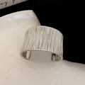 Bracciale rigido largo fatto a mano in filo argentato con un design metallico audace - Stile Bracciale Largo a Filo Fitto (29#) / Argento