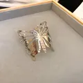 Splendido bracciale a polsino a farfalla color argento con design traforato martellato. - Stile Farfalla Martellato (31#) / Argento