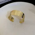 Elegante bracciale rigido largo placcato oro con intricati motivi testurizzati verticali - Stile Texture a Righe Verticali Larghe (33#) / Piccolo / Oro