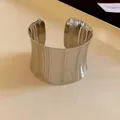 Bracciale rigido largo in metallo argento con motivi a onde verticali e texture a punti fitti - Stile Texture Granulata Ondulata Larga (35#) / Grande / Argento