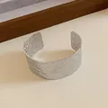 Bracciale a fascia in argento con texture martellata per un look di alta classe. - Stile Texture Martellata Larga (37#) / Argento