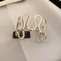 Bracciale rigido a onde argentate con design a fiori in metallo pesante astratto - Stile Petalo a Onda Irregolare (41#) / Argento