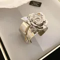 Elegante bracciale rigido in metallo pesante con design a rosa testurizzato finitura argento - Stile Floreale Rosa 3D (45#) / Argento