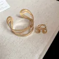 Bracciale rigido a polsino in metallo dorato traforato con anello coordinato, set gioielli - Stile Metallo Pesante Traforato Largo (67#) / Set da 2 pezzi / Oro