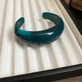Élégant bracelet jonc en acrylique bleu sarcelle translucide avec finition polie pour femme - Style Ouvert à Arc Ondulé (28#) / Vert Émeraude