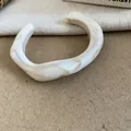 Bracelet jonc moderne en acrylique marbré avec vagues élégantes tons crème et blanc - Beige (43#)