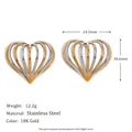 Vista detallada de la joya de corazón en acero inoxidable bañada en oro 18K con medidas - Pendientes Geométricos Huecos de Corazón / Bicolor (E7990)