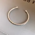 Gedetailleerd overzicht van een zilveren getextureerde armband met baluiteinden en design - Doorsnedestructuur / Zilver