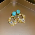 Vintage Goldene Ohrringe mit blauem Edelstein, Blumen und Perlen Details - Blumenfalte Stil (9#) / Gold