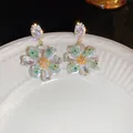 Gros plan de boucles d'oreilles vintage en fleur avec zircons marquise et pierres - Boucles d'Oreilles Pétales de Cristal Vert Clair (19# Tige de boucle d'oreille en argent - Or - Vert)