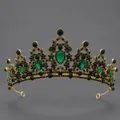 Elegante vintage goudkleurige bruidskroon met smaragdgroene edelstenen en zwarte kristallen - Antiek KC Goud + Groene Strass