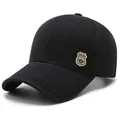 Gorra de béisbol negra clásica para hombre con insignia deportiva dorada decorativa - Ajustable / Negro