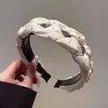 Gedetailleerd overzicht van elegante witte gevlochten hoofdband met fonkelende strassteentjes - Geweven Strass Stijl (S61) / Broken Wit