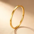 Elegante minimalistische dunne roestvrijstalen ring met een gepolijste gouden afwerking. - Maat 5 / Ultradun spiegeloppervlak / 1mm Breedte / Goud