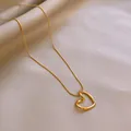 Collar minimalista con colgante de corazón retorcido dorado en cadena de acero inox. - Estilo de Corazón Distorsionado / Dorado
