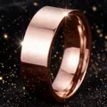 Elegante gepolijste roségouden roestvrijstalen ring op een sprankelende zwarte achtergrond - Maat 7 / Binnen Gebogen Vlak Oppervlak Spiegel / 8mm Breed / Roségoud