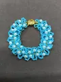 Bracciale di perline blu fatto a mano in stile vintage con perle bianche e chiusura oro - Bracciale (Oro) / Blu