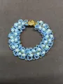 Bracciale di perline azzurre fatto a mano con perle bianche e chiusura dorata - Bracciale (Oro) / Celeste