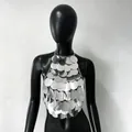 Vue de face professionnelle d'un haut licou à paillettes métalliques argentées sur mannequin - Taille unique / Argenté