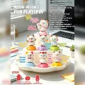 Collezione di 7 graziose statuette rotanti di gatti per la decorazione della scrivania - M488 Meow Meow Fun Play Box 6 / Set Scatola Completa