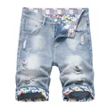 Short en jean bleu clair délavé pour homme avec une doublure à motifs colorés vifs - 42 / Bleu Clair (665#)