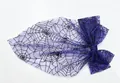 Detalle de un lazo para el cabello de malla morada con estampado de telaraña gótica - Púrpura