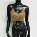 Λεπτομέρεια χρυσού μεταλλικού halter top με λεπτομέρειες από πολλαπλές αλυσίδες - S / Χρυσό