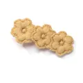 Handgefertigte beige gehäkelte Gänseblümchen-Haarspange mit drei Blüten für Damen - Drei Blumen (6274679819392)