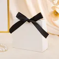 Élégante boîte à bonbons de mariage blanche avec un grand nœud en ruban de satin noir - Petit / Blanc Pur (Ruban Noir)