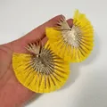 Boucles d'oreilles vintage en forme d'éventail doré avec pompons jaune vif pour femme - Style de Pompon en Éventail Jaune Vif Doré (33156-ear-yellow-EP)