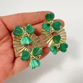 Boucles d'oreilles vintage en feuilles dorées plissées avec accents de fleurs vertes - Feuille d'Éventail à Fleurs Vert Émeraude et Doré (33171-ear-gg-EP)