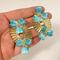 Boucles d'oreilles vintage en feuille d'éventail dorée avec fleurs turquoise métalliques - Feuille d'Éventail à Fleurs Bleu Cyan et Doré (33171-ear-gb-EP)