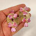 Boucles d'oreilles vintage en feuilles d'éventail dorées avec fleurs roses métallisées. - Feuille d'Éventail à Fleurs Rose et Doré (33171-ear-gp-EP)